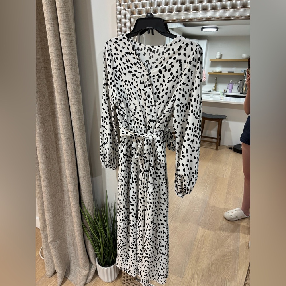 Amazon Black and White Sheath Dress with Notched Collar